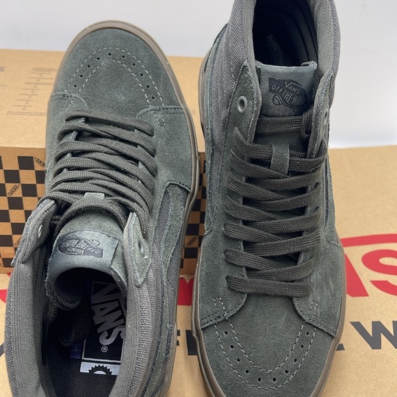 Vans • Men’s Bmx Sk8-Hi Dark Gray/Gum
VN0005V0BFD
Sneakers - Picture 12 of 16